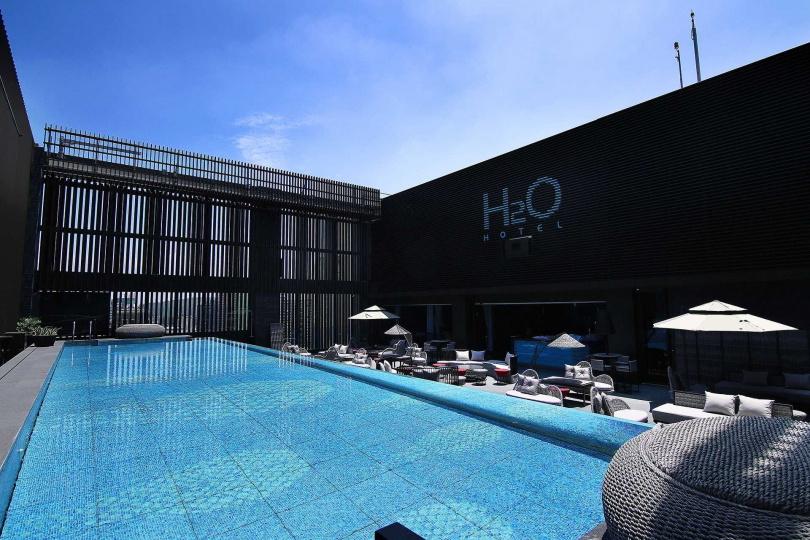 高雄水京棧國際酒店設有頂樓泳池酒吧。（圖／Klook提供）