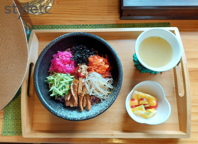 兼顧美味與配色的「韓式拌飯」。（200元，圖／魏妤靜攝）