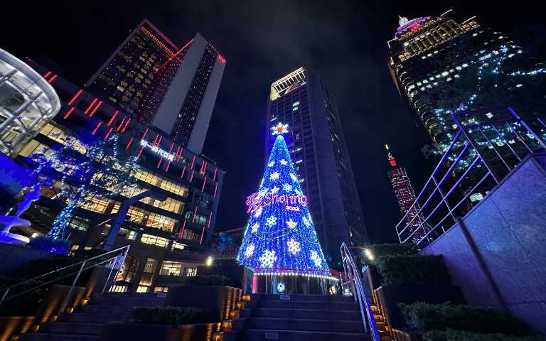 統一時代百貨13米高大型聖誕樹（圖／統一時代百貨提供）