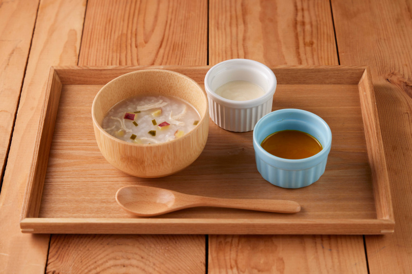 日籍料理長與日本媽媽攜手開發兒童餐點，提供南瓜泥寶寶粥讓4個月至1.5歲寶寶免費享用。（圖／高木和牛食堂提供）