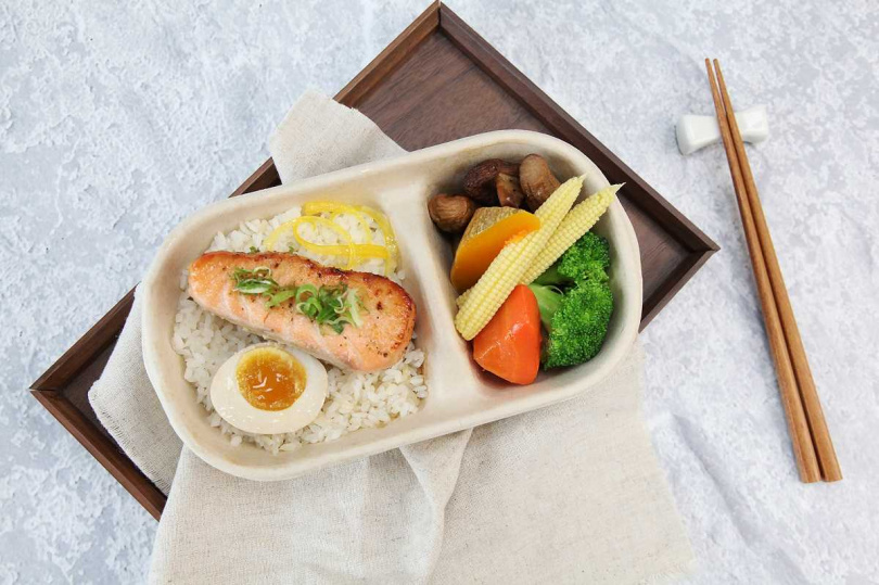 「日式鮭魚西京燒餐盒」以日本白味噌為基底製成西京漬，使鮭魚醃漬入味，搭配半熟日式溏心蛋。