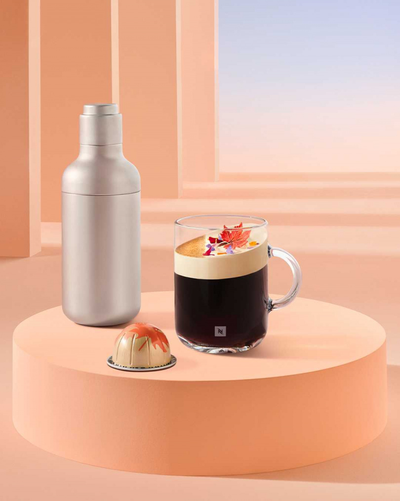 Nespresso Vertuo系列「楓糖胡桃風味咖啡」結合濃郁楓糖甜香與胡桃堅果香氣，帶來難以抗拒的甜蜜滋味。