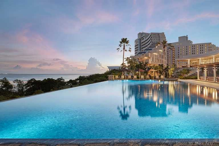 飯店1樓設有無邊際游泳池，一望無際的美景猶如與一旁的太平洋融為一體，並且晚上還會上演精彩的水舞秀。