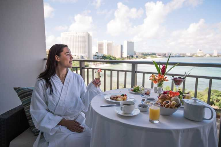 飯店也提供在客房陽台享用早餐的「陽台服務」，一邊眺望海景一邊享用美食，可說是極致奢華的享受。