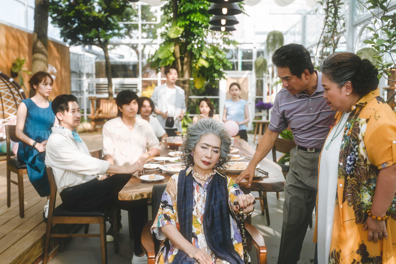 丁也恬飾演的一婆在眾人的祝福之下安然離世，非常安詳。（圖／公共電視）