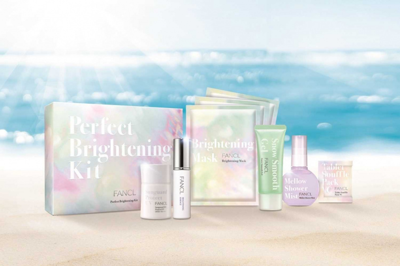 內容包含：全效清透防曬露 SPF50+ 30ml、光透勻皙精華 18ml、光透勻皙精華面膜 21ml ×3片、沁夏涼感保濕凝膠 40g、果漾精華保濕噴霧 50ml、煥亮淨膚VC軟膜錠 ×8包。FANCL光透沁白夏季限量套組（6件組）4.8折，特價2,980元（原價6,095元）（圖／品牌提供）