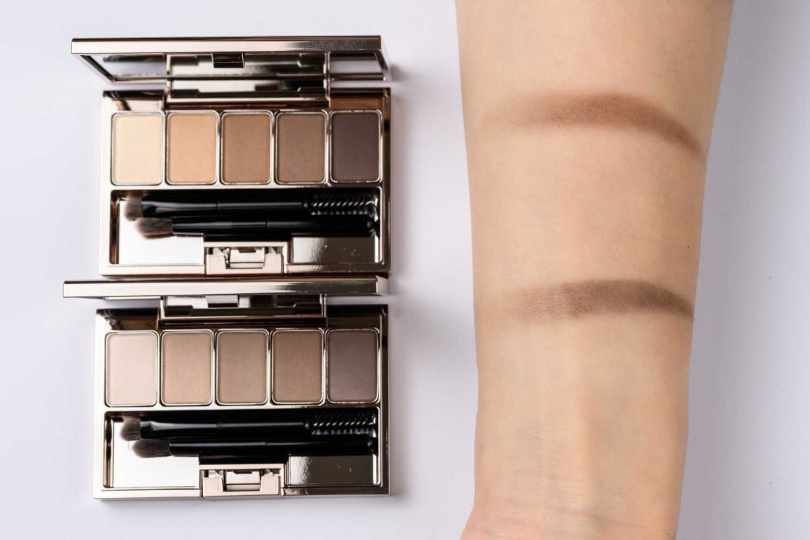 一盤整合眉彩＋眼影＋修容功能，打造立體原生妝感。LUNASOL 晶巧纖緻眉眼彩盒N（01 Natural Brown／02 Soft Ash）各2,000元（圖／品牌提供）