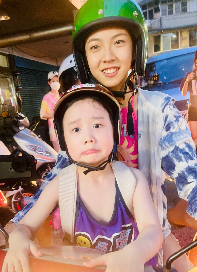 馬士媛（後）與葉子綺在電影《左撇子女孩》裡飾演一對姐妹。（圖／光年映畫）