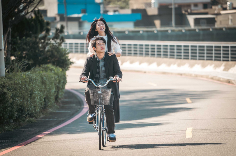 《啵me之我的青春住了鬼》初孟軒騎腳踏車載著邵雨薇，畫面青春洋溢，但拍攝時必須忍著寒風吹拂。（圖／風暴國際）