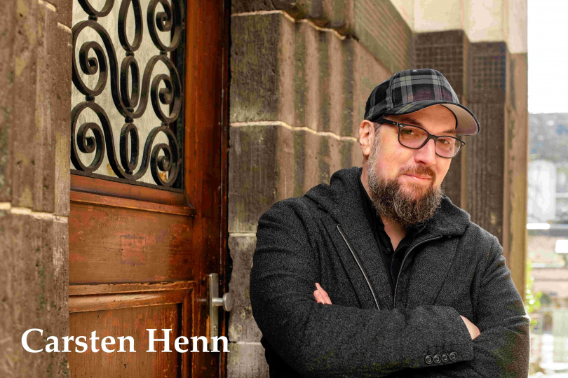 原作者卡斯騰赫恩自告奮勇客串《門對門移動書店》看到「忘我」。（圖／海鵬提供）