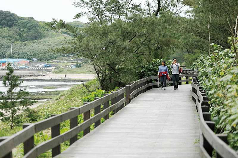 「風芝門自行車道」中，有一段臨海搭建的木棧道，平坦好走，適合親子同遊。