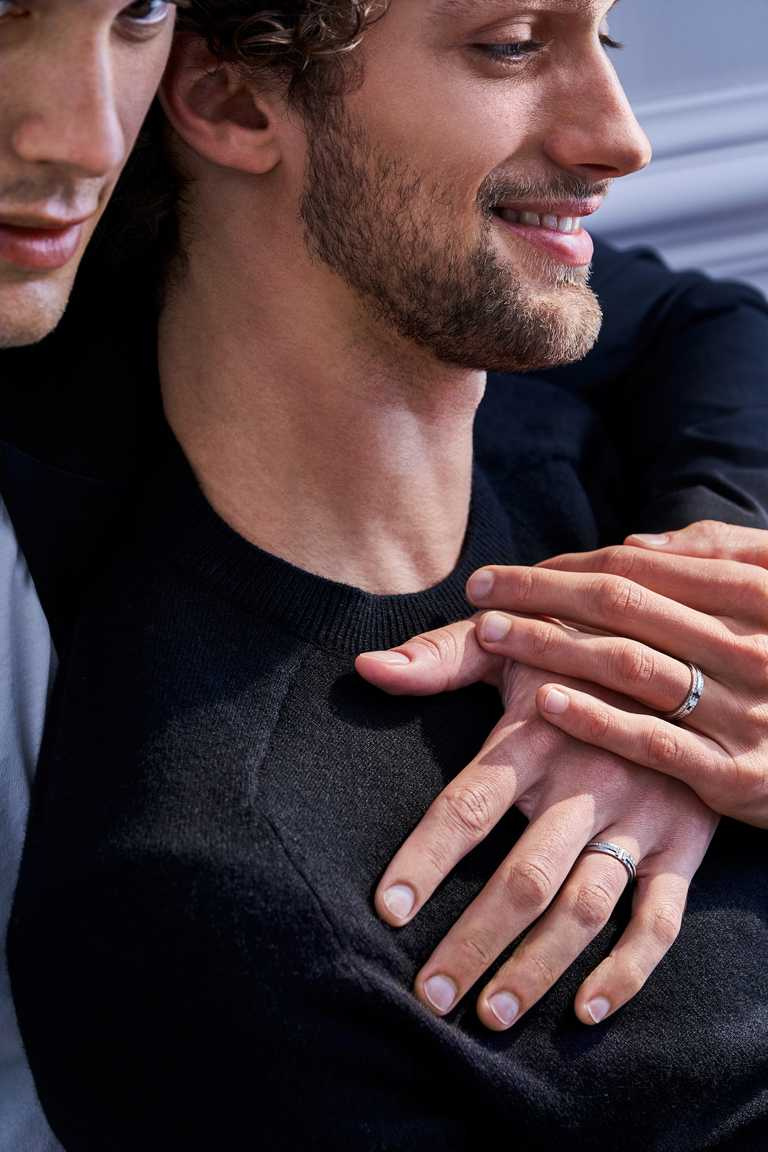 TIFFANY & CO.「2021 愛和訂婚」系列形象廣告，（左）「Tiffany T」18K白金窄版鑲鑽戒指 ╱106,000元；（右）「Tiffany T」18K白金窄版鑲鑽戒指╱177,000元。（圖╱TIFFANY & CO.提供）