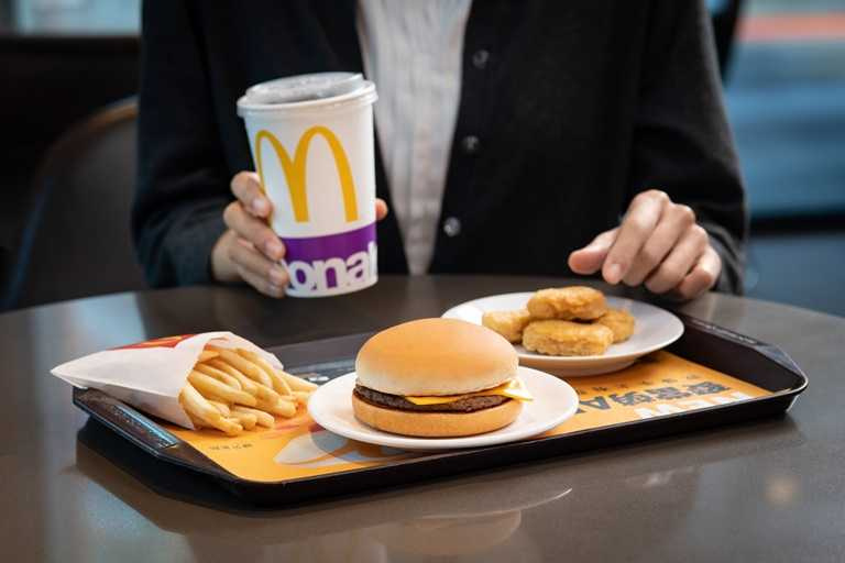 麥當勞「振興超值餐」，只要一張百元鈔就可享有「四喜餐」組合，最高現省53元；「五福餐」更可省下76元。
