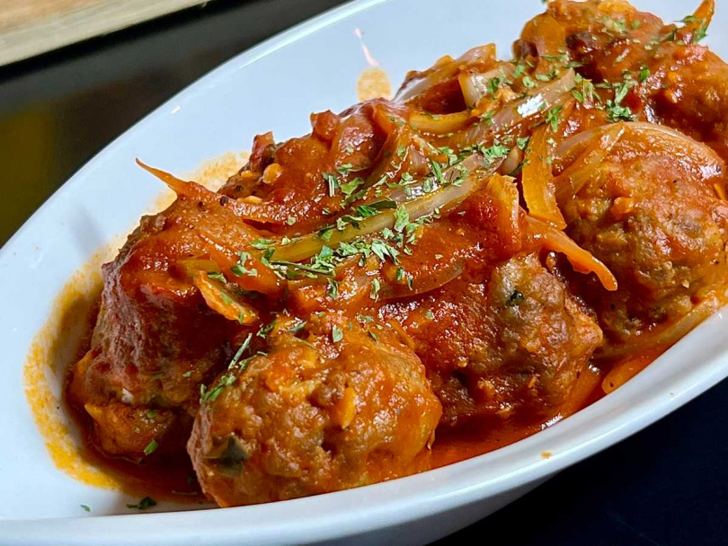層次豐富的「海地式辣味番茄牛肉丸」為重口味的料理。