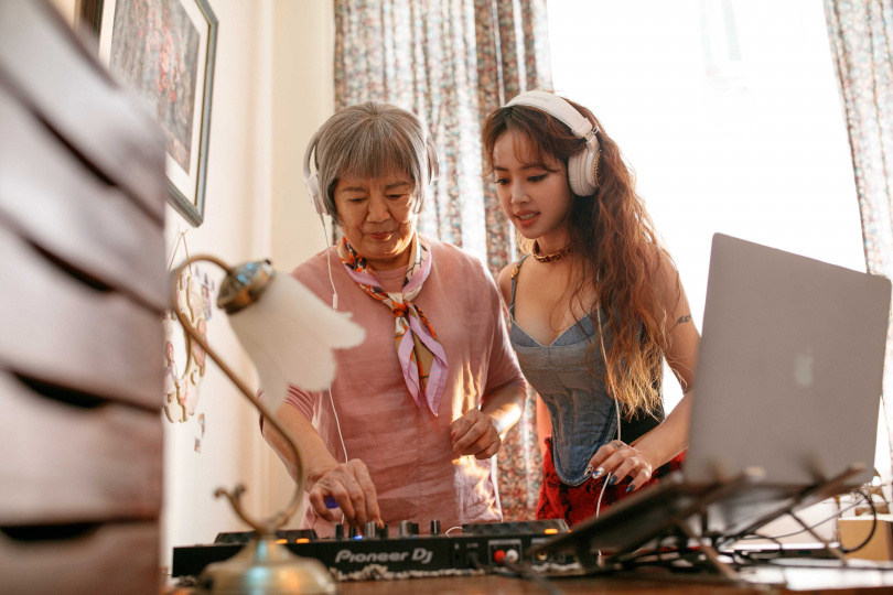 蔡依林（右）在〈親愛的對象〉MV飾演「毛嬤」王滿嬌的DJ老師。（圖／金盞花大影業提供）