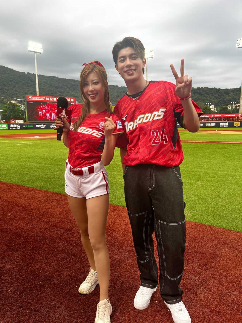 陳峻廷登上天母棒球場與啦啦隊女神Amis一同搭檔主持。（圖／凱渥提供）