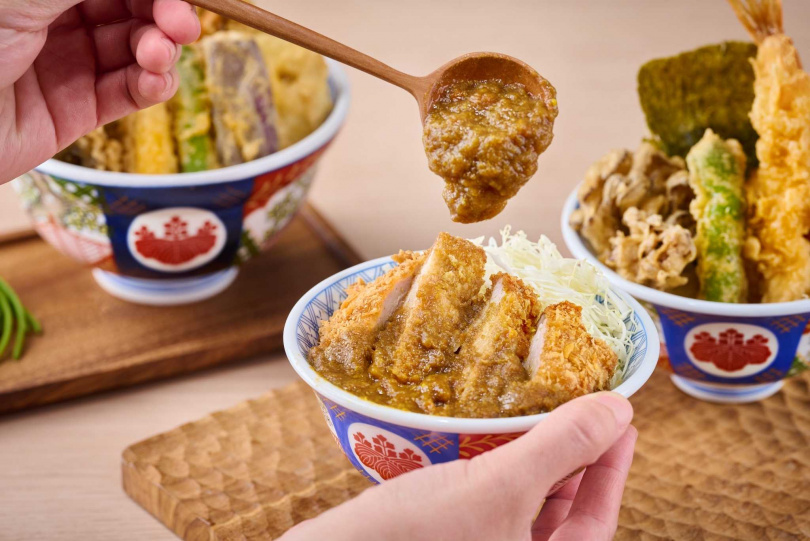 「咖哩豬排雙饗丼」($389元/套)，主打一次可吃到三種超人氣日本料理：天婦羅、日式咖哩、炸豬排，日本三大名物料理一次滿足。 （圖／金子半之助提供）