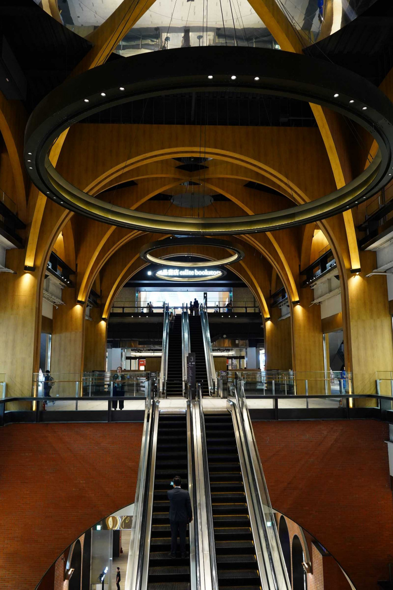 一座座圓拱梯廳成為商場最受矚目焦點。