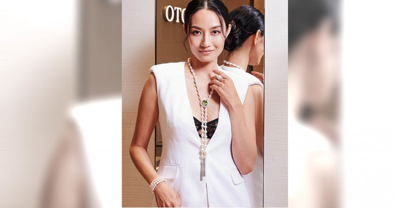 模特兒佩戴的橄欖石珍珠流蘇項鍊（定價691萬元），採用尺寸高達18mm頂級南洋珍珠串接而成，十分罕見且價值非凡。（圖／MIKIMOTO提供）