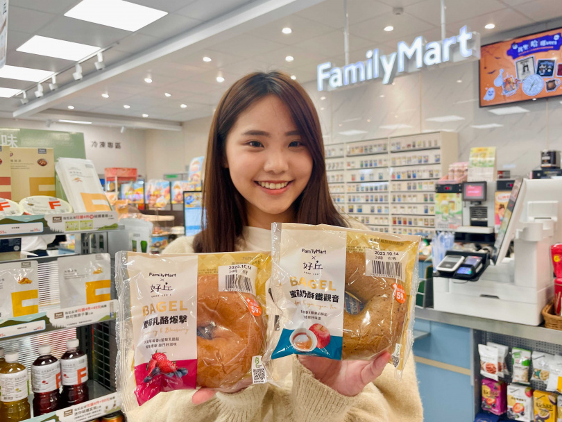 「全家」首度攜手貝果第一品牌「好丘Good Cho’s」，推出2款風味質感俱佳聯名新品「蜜蘋奶酥鐵觀音貝果」與「雙莓乳酪爆擊貝果」。