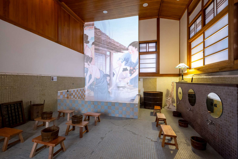 垂掛在女浴池的〈日日暖暖的浴池—百美藝伎〉作品，讓人真有走進日本老浴場的錯覺。（圖／焦正德攝）