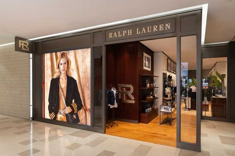 店內販售系列以紫標系列為主，包含 Ralph Lauren「頂級紫標男裝系列 Purple Label」、「頂級紫標女裝系列Collection」及「Ralph Lauren Home 家居系列」。