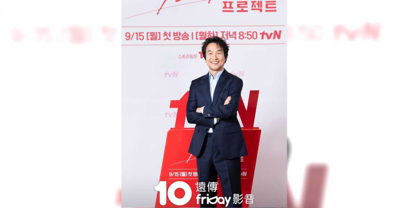 飾演詐雞店社長的韓石圭為劇學習和麵糰、裹粉的方法。(圖/friDay影音提供)