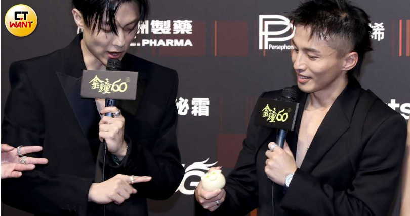 阿緯秀出老婆要他帶的幸運物,果然帶來好運。(圖/本刊攝影組)