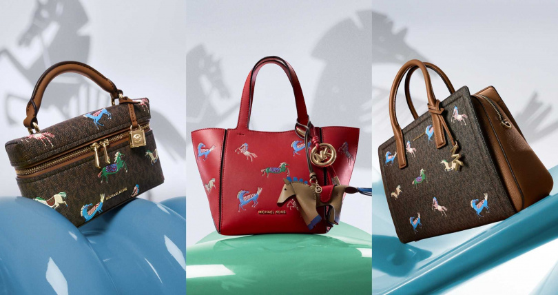 MICHAEL KORS JANA咖啡色經典LOGO印花肩背提包／10,000元，JORDI紅色肩背提包／15,000元＋包款掛飾／1,700元，LAILA咖啡色經典LOGO印花肩背提包／16,300元（圖／品牌提供）