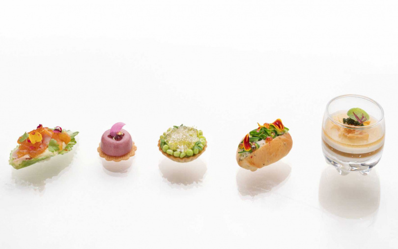 以清爽時令蔬果搭配鴨肝慕斯與煙燻豚里肌等鮮美元素的多款鹹香小點，精準演繹春日花園的自然氣息。（圖／品牌提供）