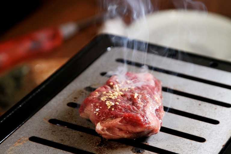 「黑毛和牛一頭切り」標榜日式燒肉懷石料理的呈現，每換一處部位，便會更換一次烤網。