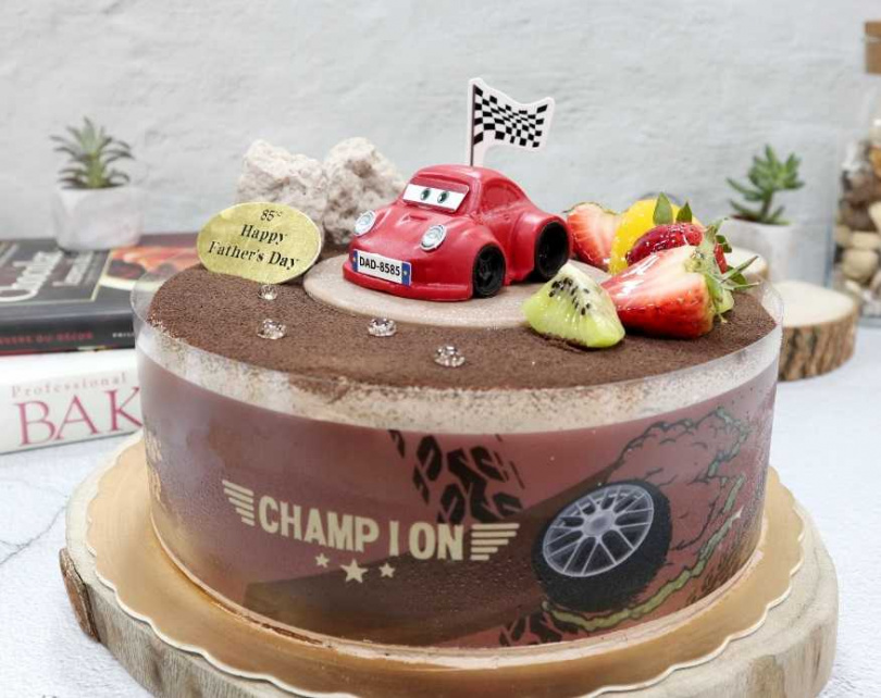 8吋「王者之風」將鮮紅亮眼的跑車展示在蛋糕上，蛋糕主體是巧克力戚風蛋糕，內餡夾著巧克力鮮奶油、濃郁乳酪餡和香甜牛奶布蕾。（777元）