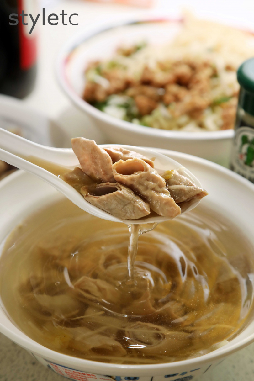 清洗乾淨的豬腸湯，加入酸菜丁和薑絲提點風味。（30元）（圖／于魯光攝）