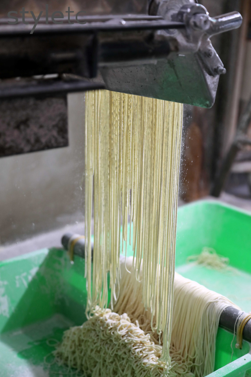 每日新鮮現做的濕式生麵，保存期限僅約一週。（30元／斤）（圖／于魯光攝）
