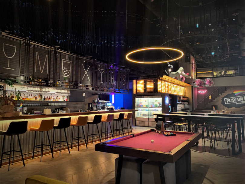 一樓大廳的The Moxy Bar延續輕工業風設計極具俐落的現代感，與飯店前檯一體成形。（圖／官其蓁攝影）