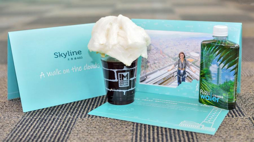 ▲「SKYLINE 460」行程贈送紀念水、紀念照、雲朵咖啡及咖啡杯。（攝影／張祐銘）