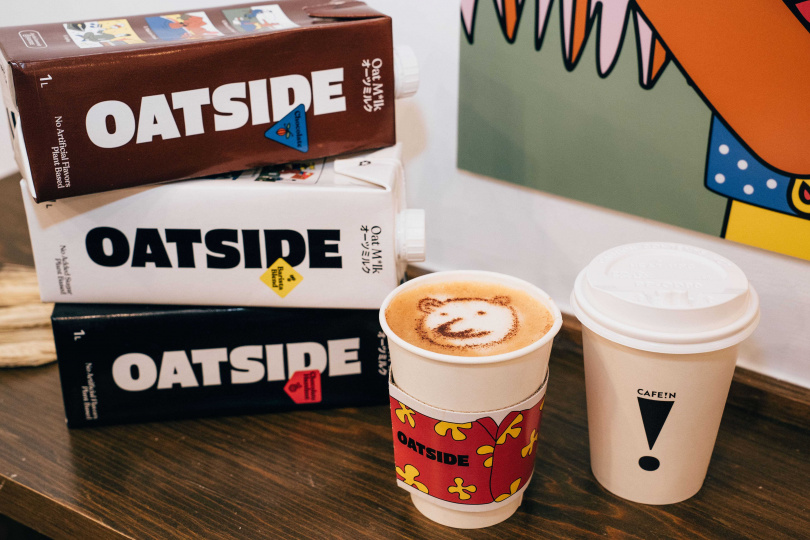 OATSIDE燕麥奶推出三種風味，在CAFE!N 硬咖啡復北店打造的主題店點燕麥奶系列，可獲獨家設計熊麥師杯套。（圖／OATSIDE提供）