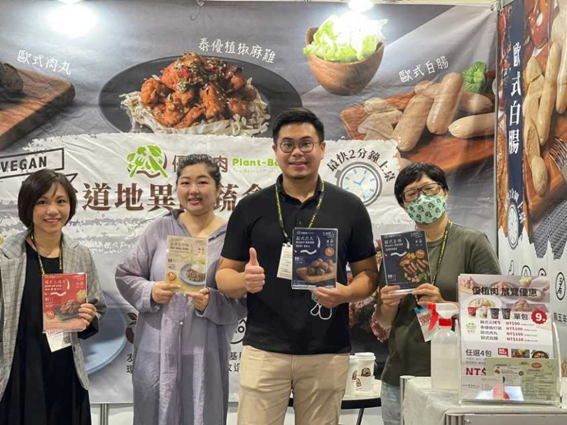 蘴宏執行長陳俊宏（右2）是優植肉外銷32噸的推手。（圖／蘴宏國際食品提供）