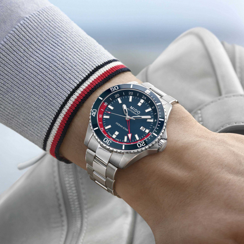   全新腕錶別具魅力的外觀設計，擁有亮眼的高科技陶瓷錶圈與絲絨般深藍色錶盤腕錶配備雙時區功能。  