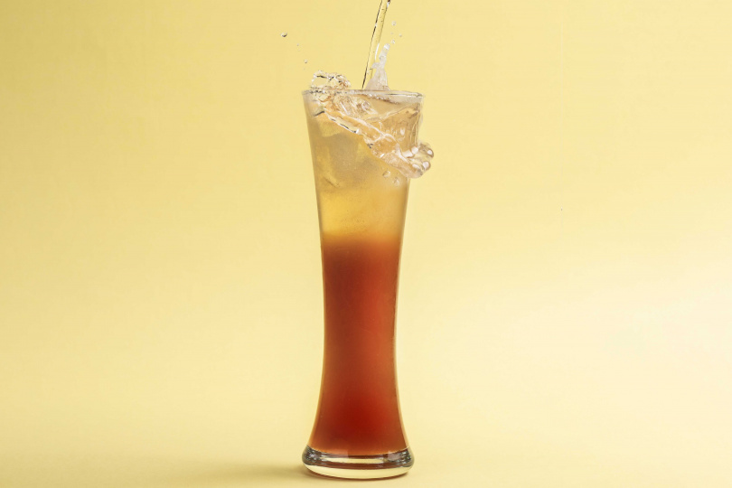 「新加坡1837」是一個軟性調酒，以道地台灣烏龍茶為基底，加入黑醋栗、鳳梨汁、檸檬汁、柳橙汁呈現出酸甜層次，以及薑汁汽水增加爽口與變化。    