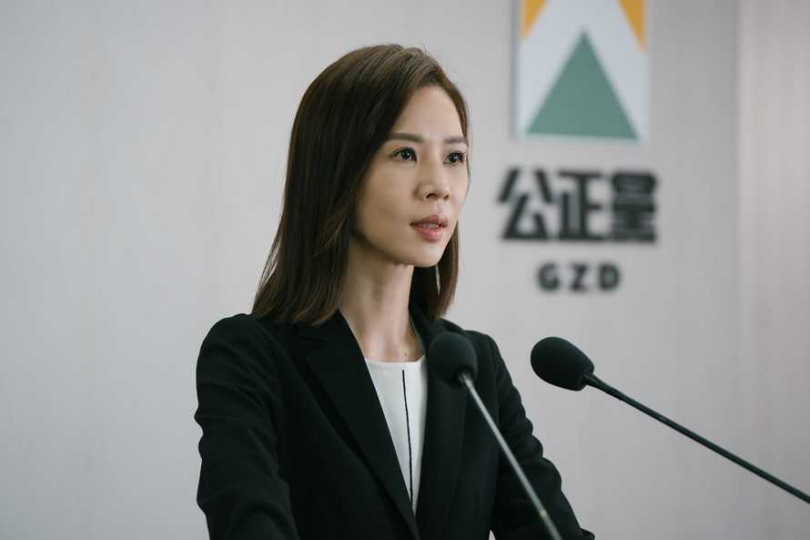 謝盈萱在劇中飾演黨部文宣部副主任、發言人「翁文方」。（圖／Netflix提供）