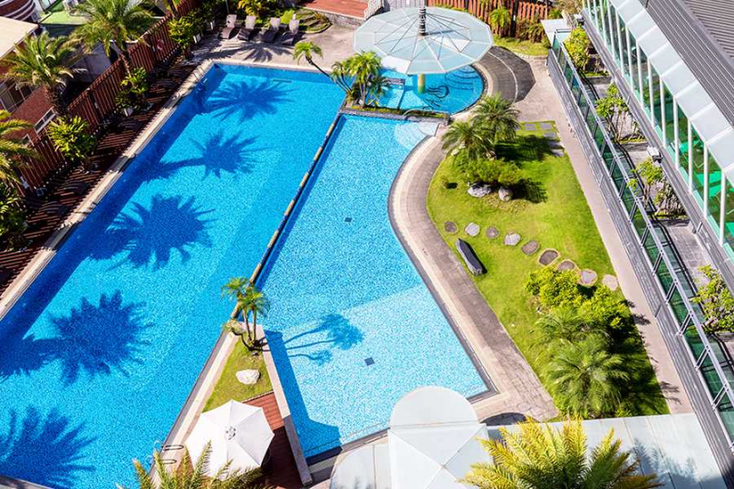 承萬尊爵主推親子友善飯店，還有「星光泳池」不分季節全年開放，白天充滿南洋的慵懶渡假風格，讓你彷彿置身在峇里島。