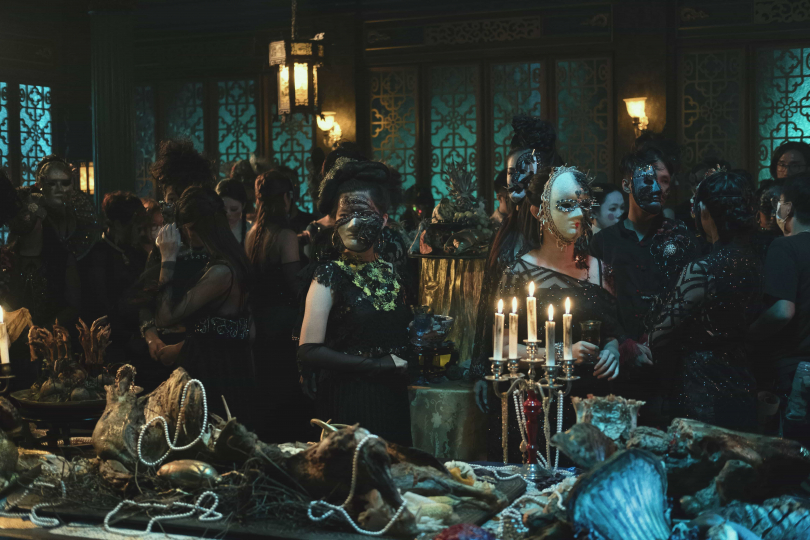 《彼岸之嫁》重金佈置奇幻詭譎的地獄派對場景。（圖／Netflix提供）