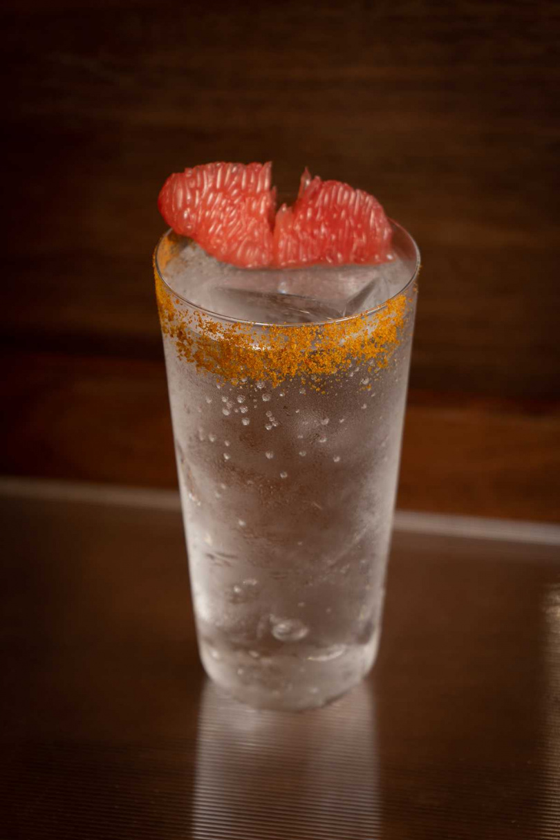 La Salle森酒吧提供多樣特調飲品。此為融合氣泡暢快口感與葡萄柚清爽滋味的「秋橘」。