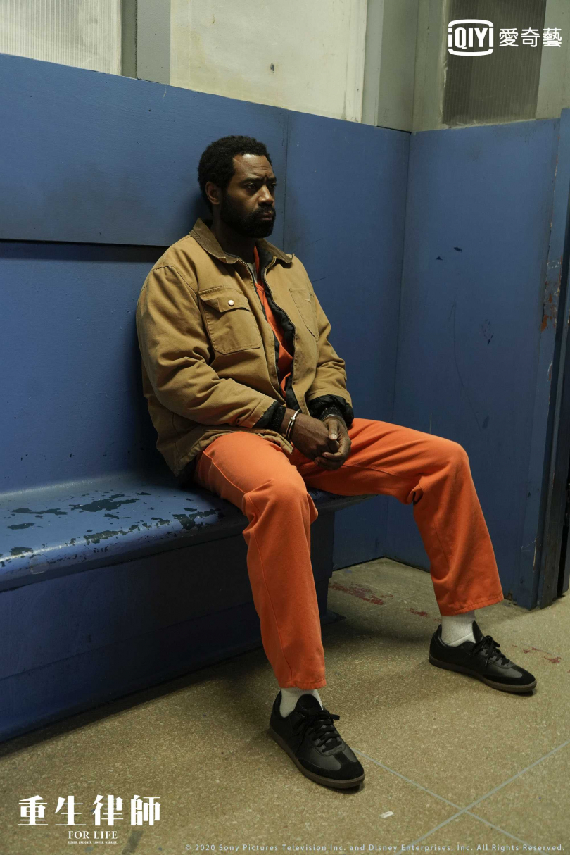 平諾克飾演亞倫·華萊士(Aaron Wallace)無辜入獄卻被判處無期徒刑。（圖／愛奇藝台灣站提供）