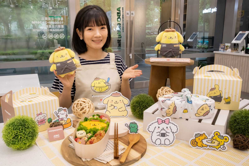布丁狗的廚房夏日祭推出限量周邊,包括聯名圍裙售價680元、ABC會員價590元,以及絨毛吊飾售價630元、ABC會員價550元。(圖/ABC Cooking Studio提供)