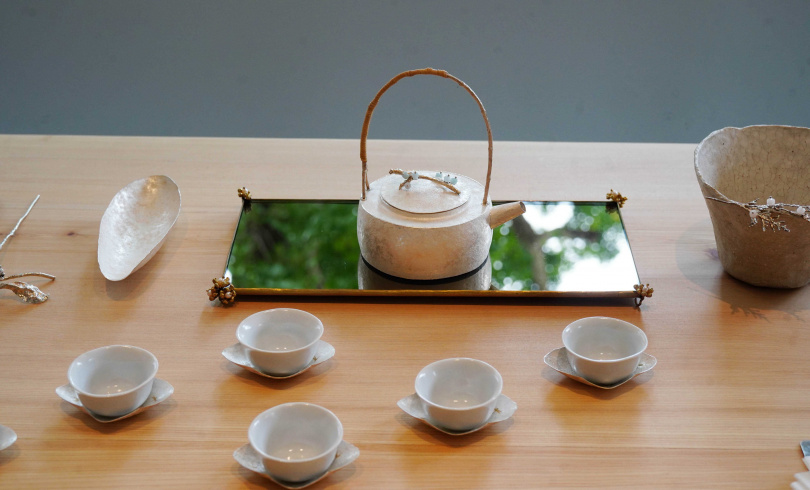 台灣金工藝術設計師蘇健霖所設計的茶具。（圖／魏妤靜攝）