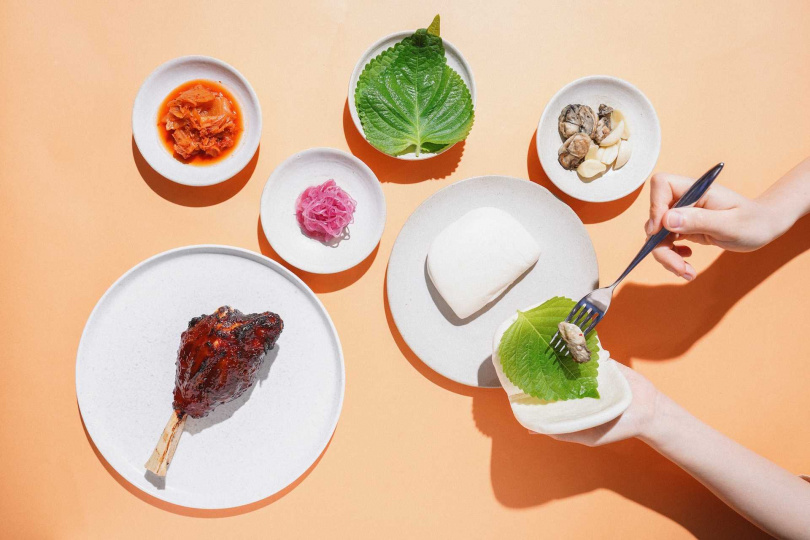 「Ssamjang小羊膝 泡菜 煙燻牡蠣 刈包」。（880元，圖／LAB PIER2提供）