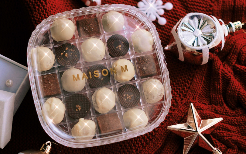 MAISON M ×暖暖。法式手工甜點聖誕雪球甜點禮盒／680元  更棒的是禮盒同時也是一只可以長久使用的珠寶盒，甜點吃完後的美感依然能留在生活裡。（圖／品牌提供）