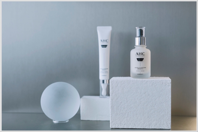 AHC 超秒晶透穀胱甘肽淡斑精華 40ml / 1,500元。AHC 超秒晶透穀胱甘肽VC眼霜級擊斑精華棒 30ml / 1,300元。（圖／品牌提供）